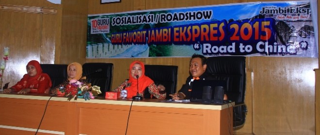 Tiga alumni Guru Favorit JE Kabupaten Bungo Ramaili (kanan), Gadis Taufik (tengah) dan Ferly Monthana (dua dari kiri) serta Ketua Panitia Guru Favorit JE Pima Satria  